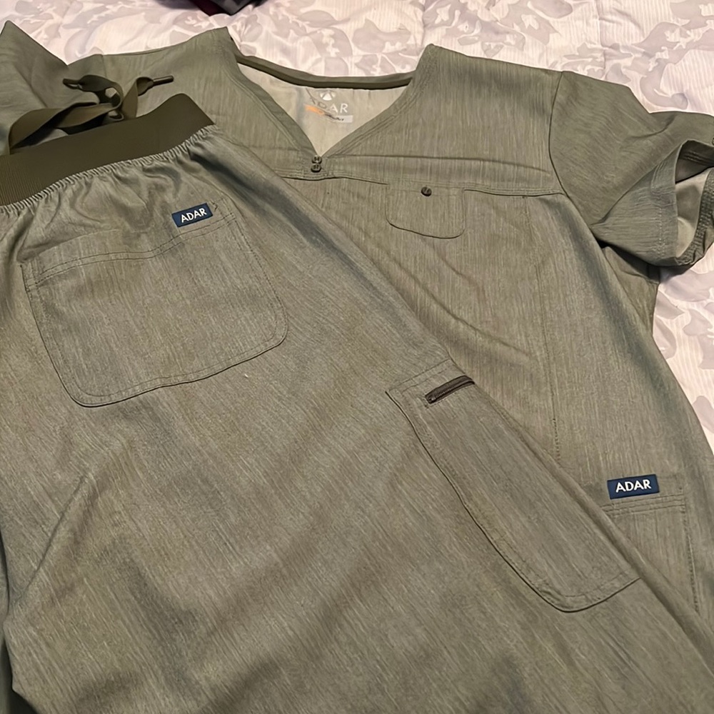 ADAR scrub set top and bottom NWOT soft green in color